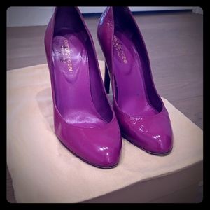 Magenta pumps
